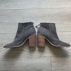 Madden Girl Mocha Gray and Silver Ankle Boots Sz 9M Block Heel‎ Y2K Perforated